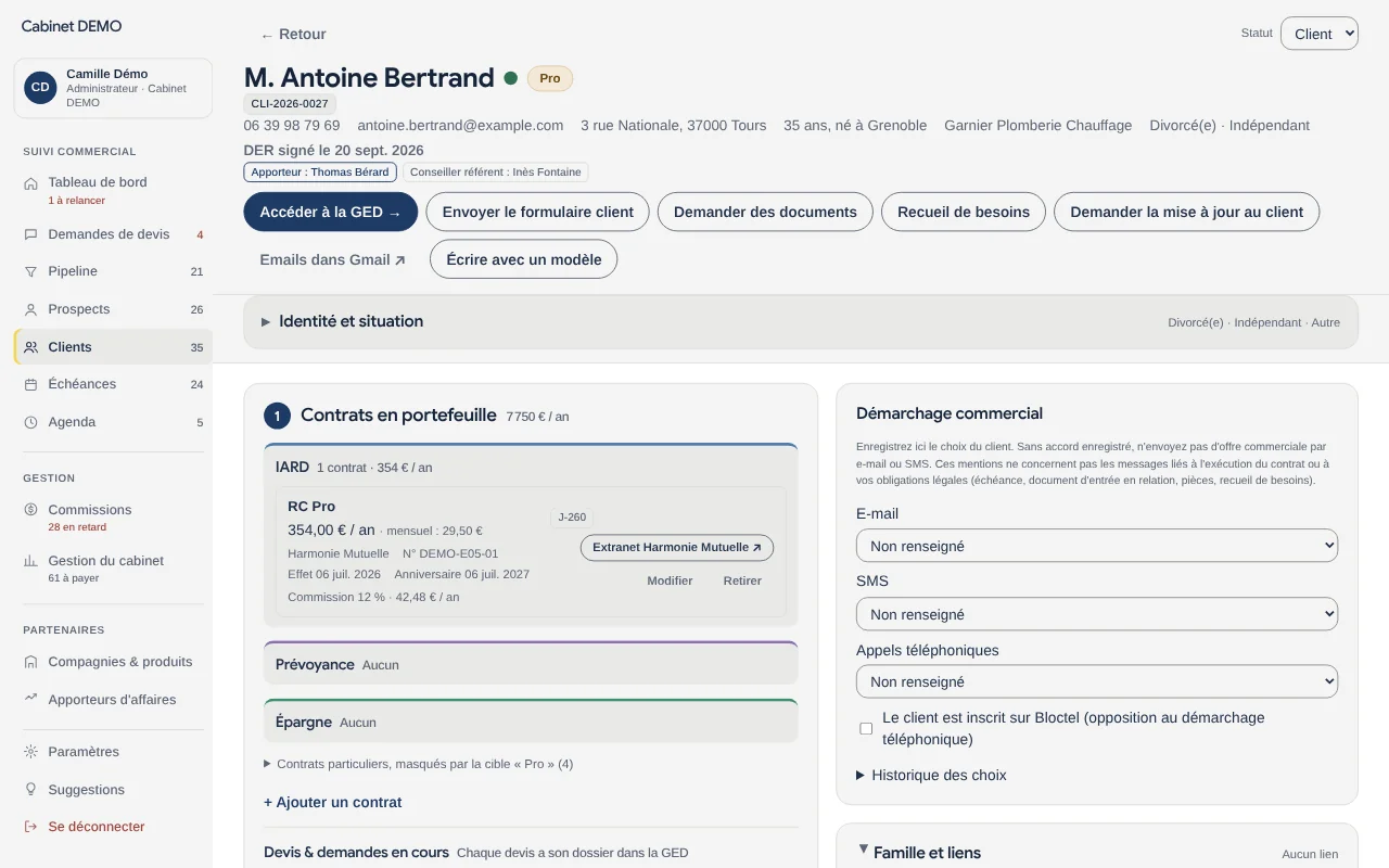 Fiche client dans VotreCRM : coordonnées, statut, document d'entrée en relation signé et contrats en portefeuille.